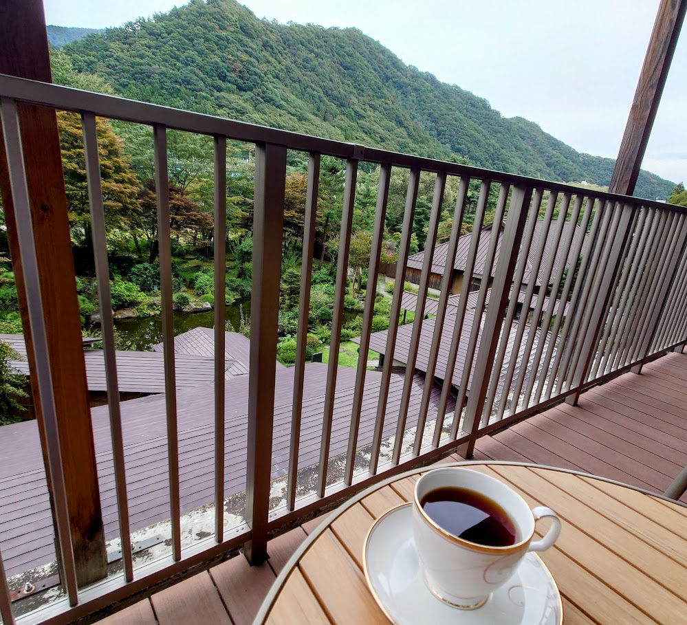 水上温泉「松乃井」露天風呂付客室のテラス　テーブルにコーヒーが置いてある