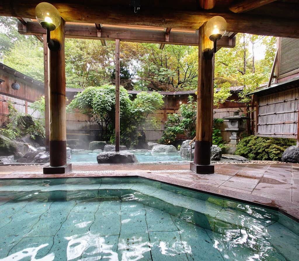 水上温泉「松乃井」の大露天風呂「火あかりの湯」には、２つの露天風呂がある