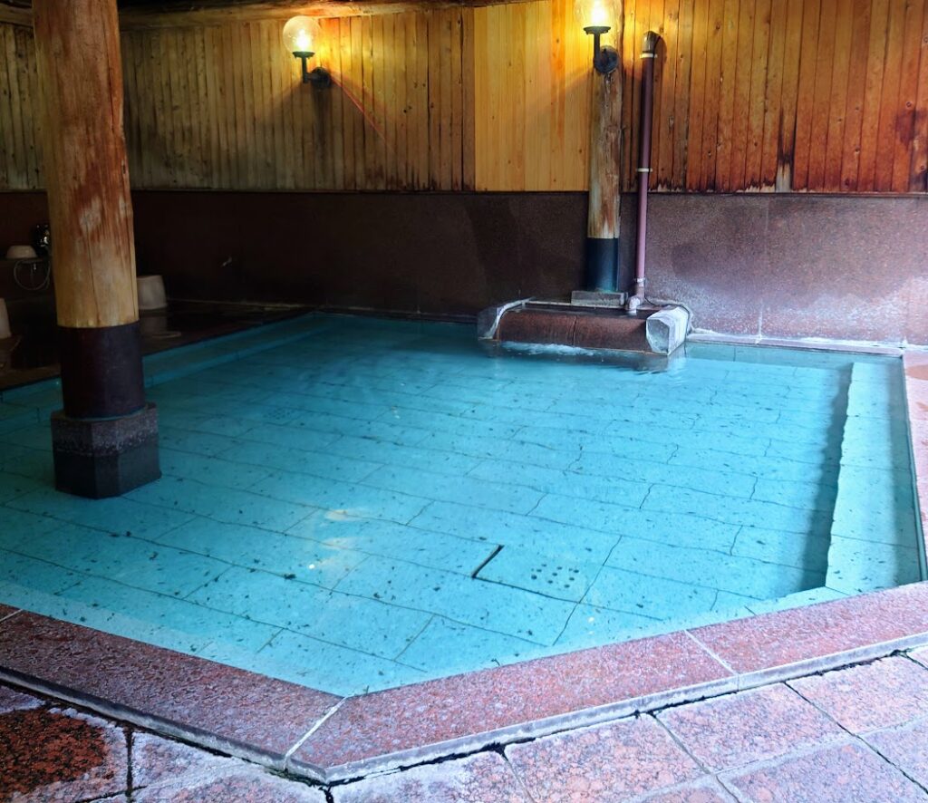 水上温泉「松乃井」の大露天風呂「火あかりの湯」　屋根付きの広い露天風呂がある