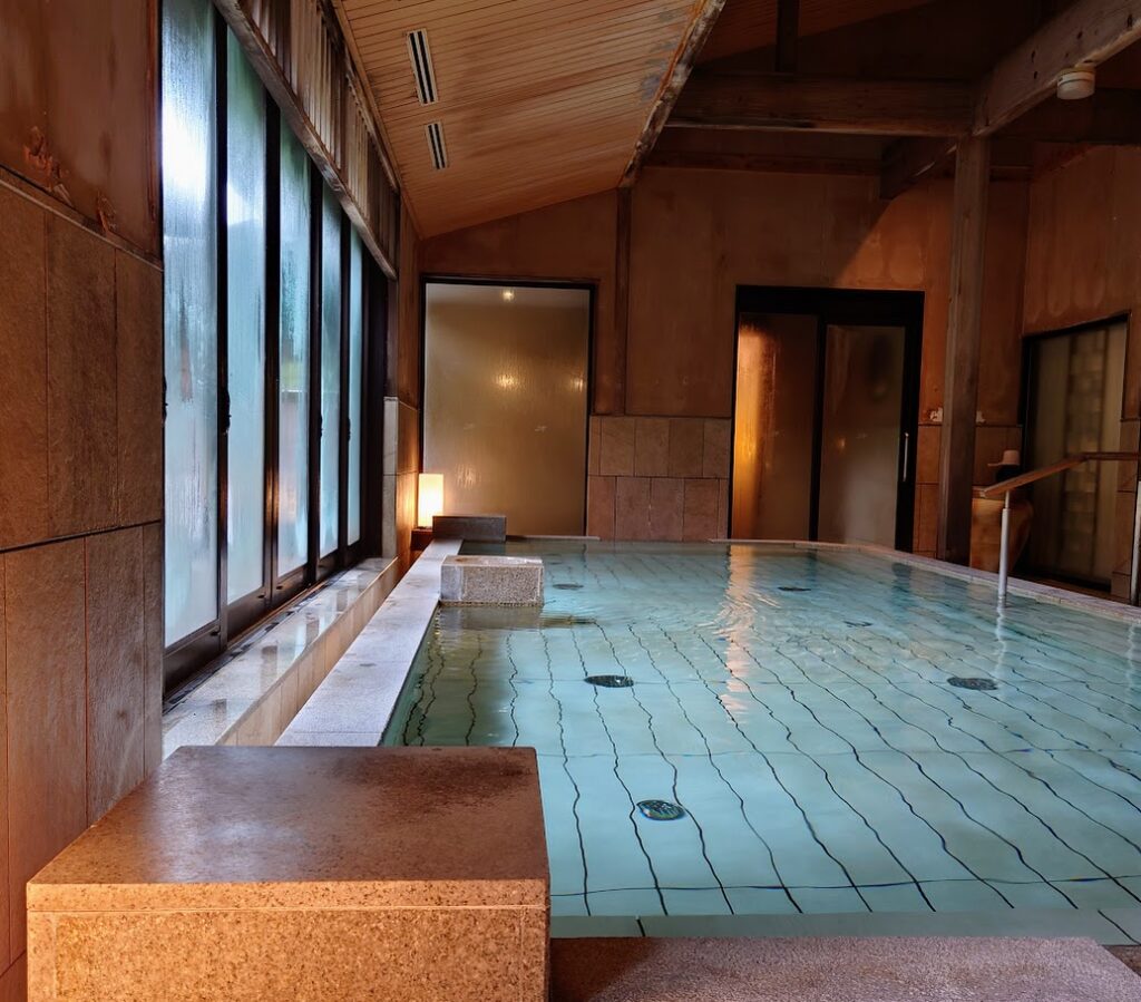 水上温泉「松乃井」の庭園風呂「蛍あかりの湯」の内湯は、大きい