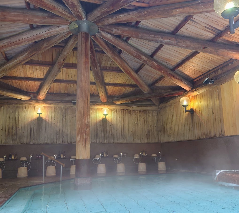 水上温泉「松乃井」の大露天風呂「火あかりの湯」　屋根を下から見ると木が組み合わされていて美しい