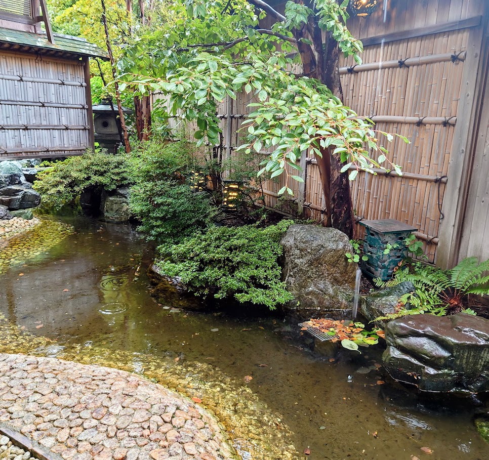 水上温泉「松乃井」の大露天風呂「火あかりの湯」の脱衣所から、美しい庭が見える