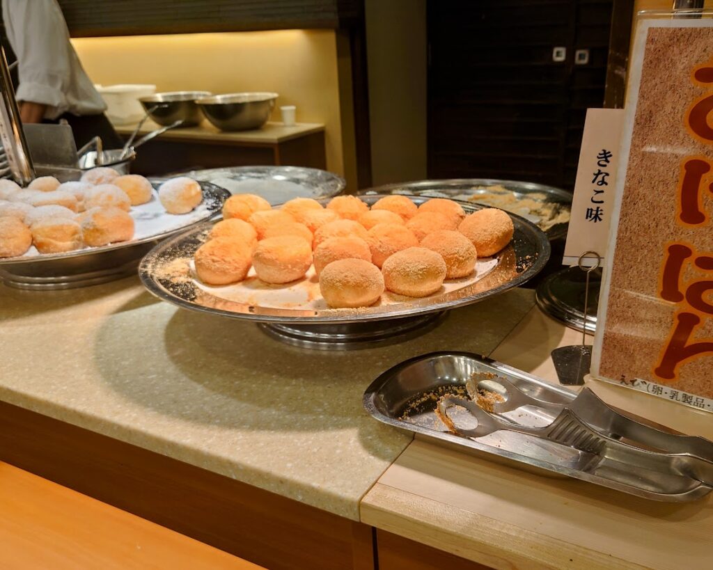 水上温泉「松乃井」の朝食ビュッフェ　ライブキッチンでは、揚げパンが提供されている
