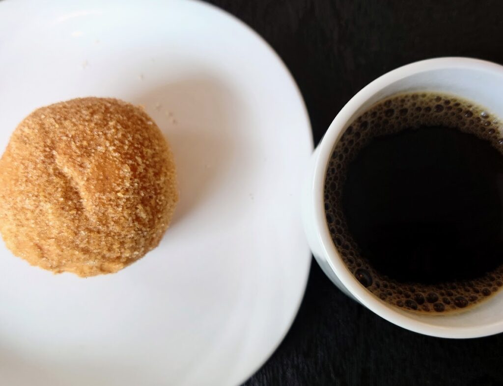 水上温泉「松乃井」の朝食ビュッフェ　揚げパンとコーヒーがテーブルに置かれている