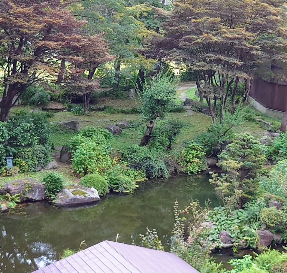 水上温泉「松乃井」露天風呂付客室のテラスから見える美しい庭園