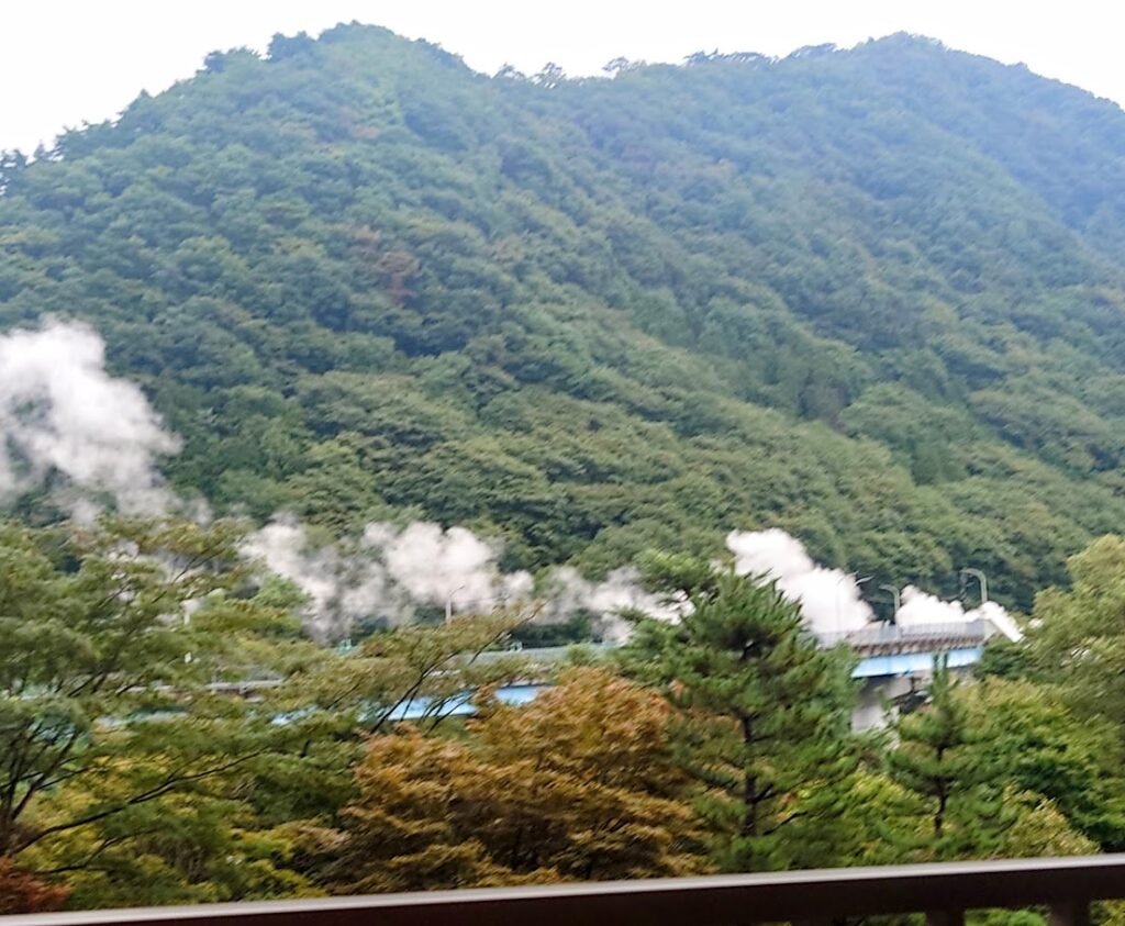 水上温泉「松乃井」露天風呂付客室のテラスから見える蒸気機関車の煙