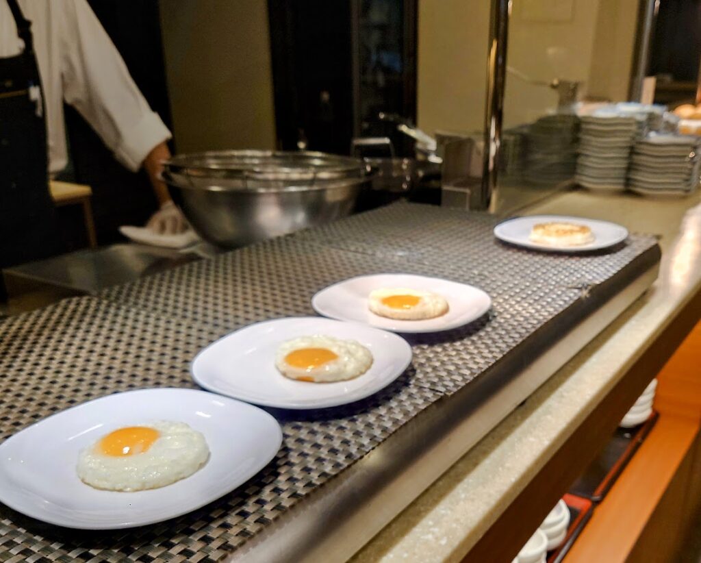 水上温泉「松乃井」の朝食ビュッフェ　ライブキッチンでは、目玉焼きが提供されている