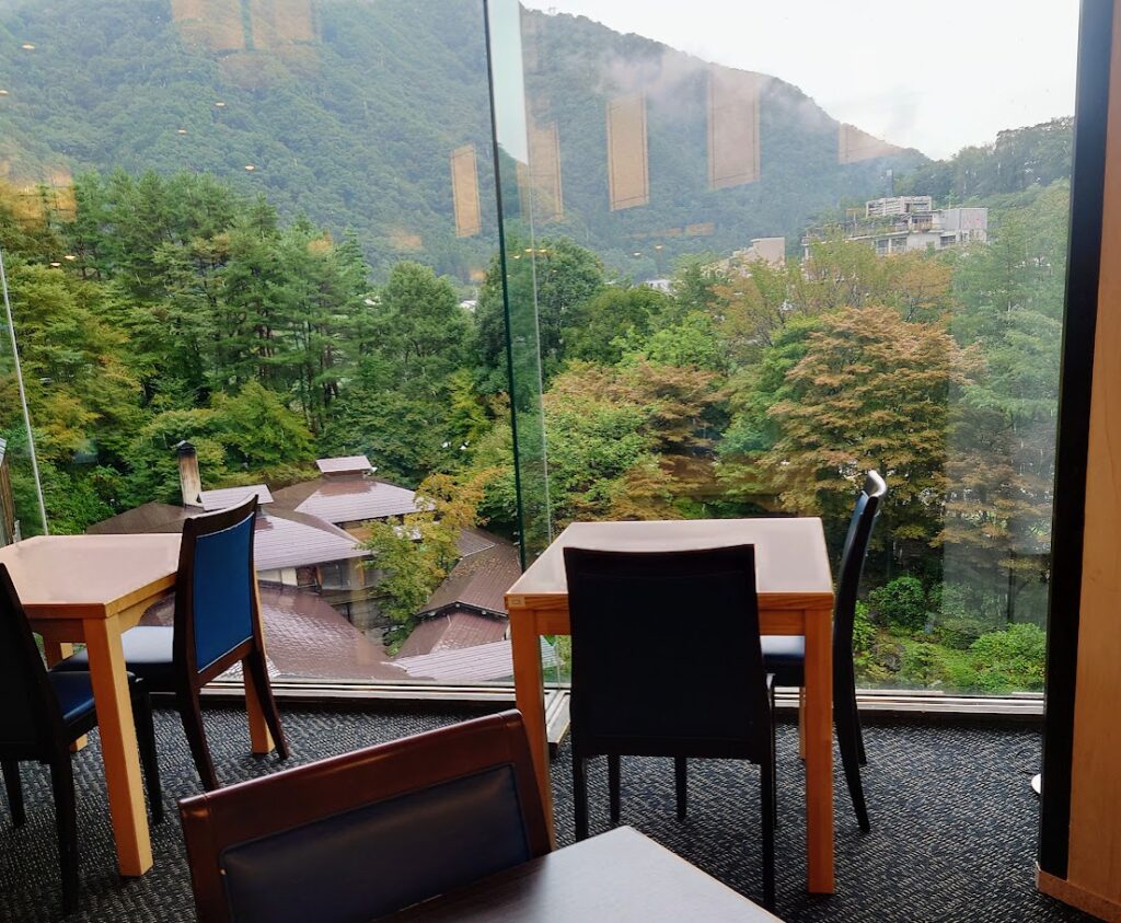 水上温泉「松乃井」の食堂　窓際の景色のよい二人用テーブル席