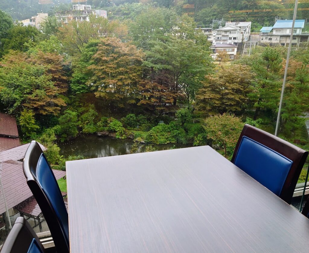 水上温泉「松乃井」の食堂　窓際の景色のよい４人用テーブル席