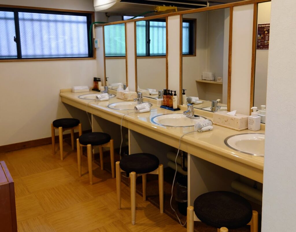 水上温泉「松乃井」の大露天風呂「火あかりの湯」の脱衣所は、明るく、清潔な化粧棚がある