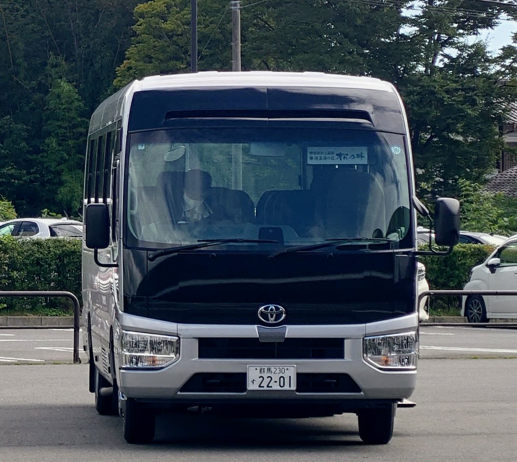 水上温泉「松乃井」の送迎バスが、上毛高原駅に停まっている