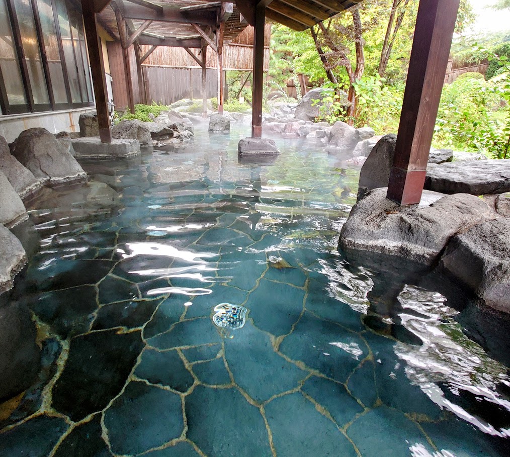 水上温泉「松乃井」の庭園風呂「蛍あかりの湯」の露天風呂は大きくて、迫力がある