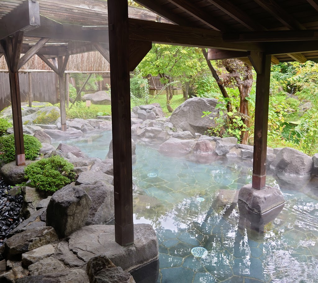 水上温泉「松乃井」の庭園風呂「蛍あかりの湯」の露天風呂は、左に進むと少しずつ浅くなる